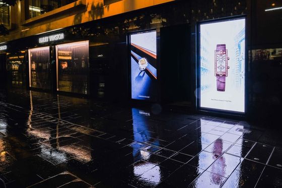 良い値段 GAシリーズ P4 ポスター LEDディスプレイ W1366*H1920mm モジュールサイズ 320*160mm IP65 屋外設置 8000ニット オンライン