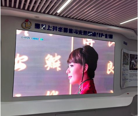 2K 4K P0.9 P1.25 P1.875 mm 学校の教室のための屋内狭いピクセル ピッチ LED ディスプレイ